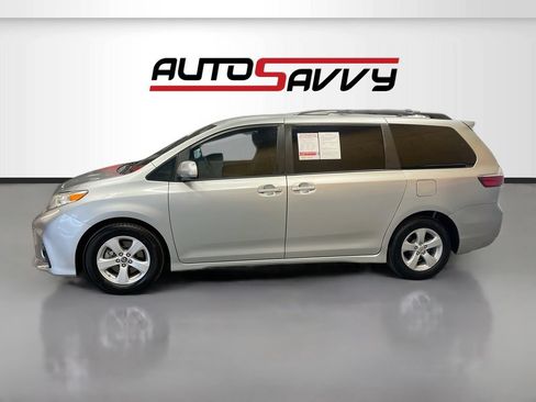 Used 2019 Toyota Sienna LE FWD image 4