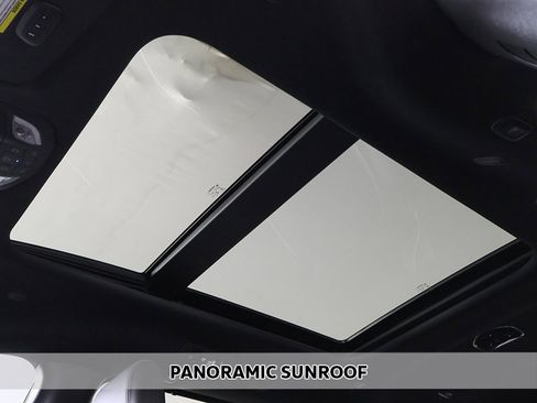 Used 2023 Chrysler Pacifica Limited w/ Uconnect Theater Family Group image 4