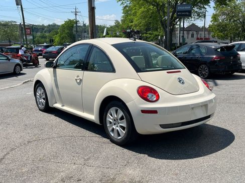 Used 2010 Volkswagen Beetle Coupe FWD image 4