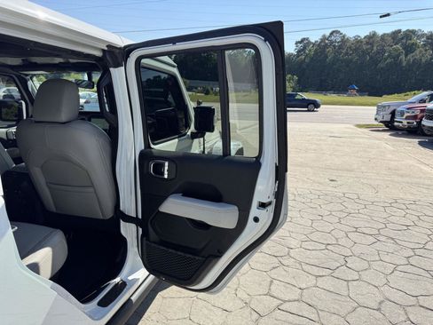 Used 2022 Jeep Gladiator Overland AWD/4WD image 13