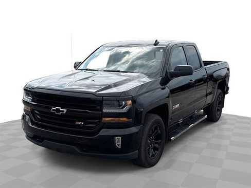Used 2018 Chevrolet Silverado 1500 LT w/ Midnight Edition image 27