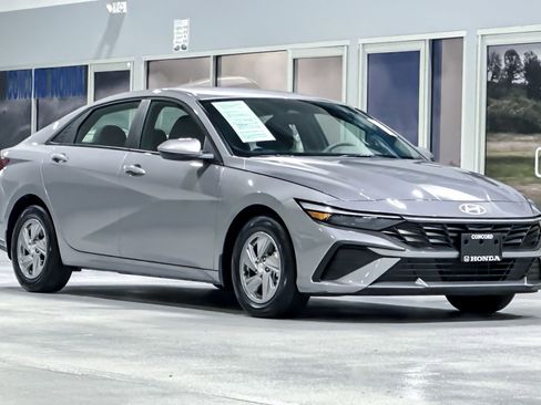 Used 2025 Hyundai Elantra SE FWD image 7