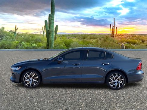 Used 2020 Volvo S60 T6 Momentum image 3