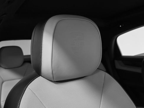 Certified 2025 Porsche Cayenne Coupe AWD/4WD image 21