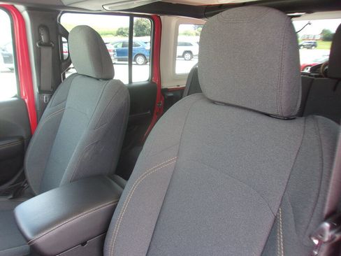 Used 2025 Jeep Wrangler Unlimited Sahara AWD/4WD image 8