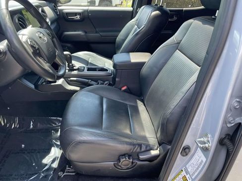 Used 2019 Toyota Tacoma TRD Sport AWD/4WD image 11