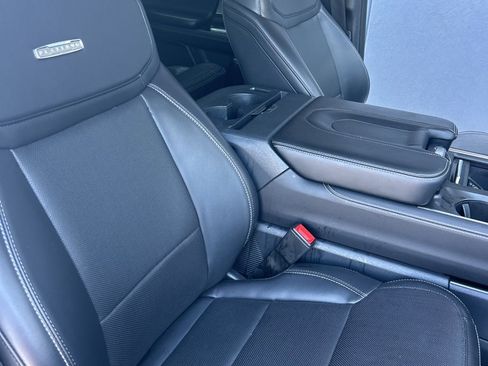 Used 2025 Ford Expedition Platinum image 17