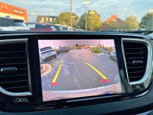 Used 2022 Chrysler Pacifica Touring-L FWD image 24