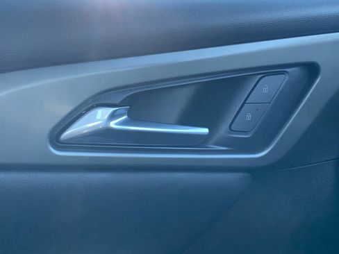 Used 2025 Chevrolet Traverse LT image 24