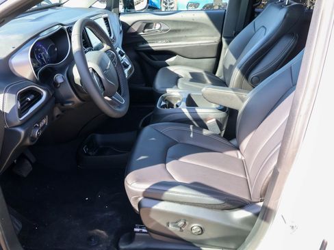 New 2026 Chrysler Pacifica Select AWD/4WD image 5