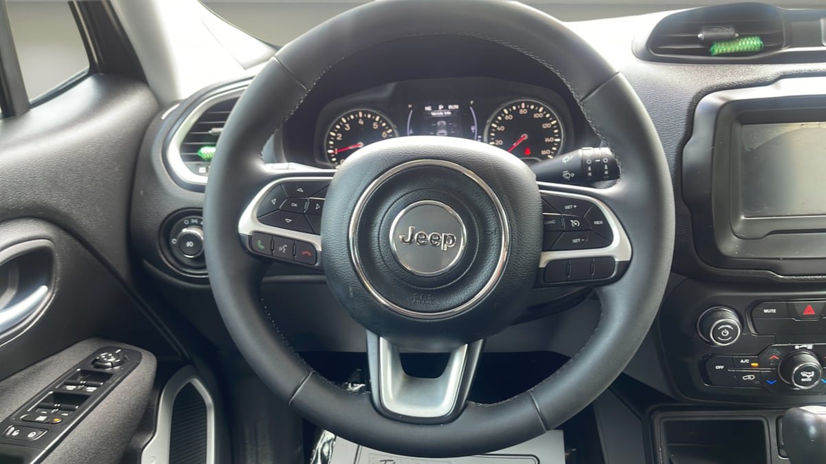 Used 2018 Jeep Renegade Latitude FWD image 12