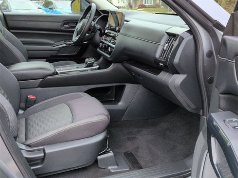 Used 2024 Nissan Pathfinder SV w/ SV Premium Package image 21