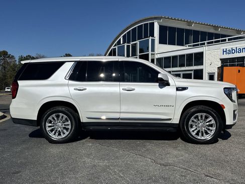 Used 2024 GMC Yukon SLT w/ SLT Premium Package image 11