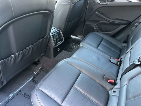 Certified 2025 Porsche Macan image 14
