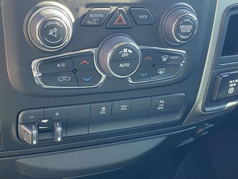 Used 2020 RAM 1500 Classic SLT w/ Luxury Group image 9