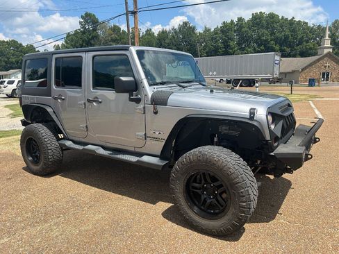 Used 2013 Jeep Wrangler Unlimited Sahara w/ Connectivity Group AWD/4WD image 2