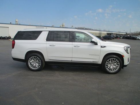 Used 2023 GMC Yukon XL SLT w/ SLT Luxury Package image 6