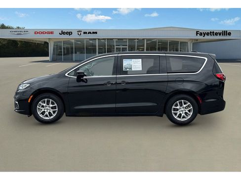 Used 2023 Chrysler Pacifica Touring-L FWD image 6