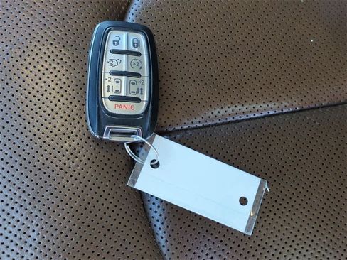 Used 2018 Chrysler Pacifica Limited w/ Tire & Wheel Group image 24