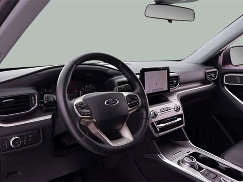 Used 2021 Ford Explorer XLT w/ Equipment Group 202A image 9