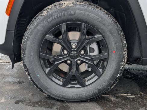 New 2026 Jeep Grand Cherokee Altitude image 4