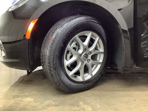 Used 2024 Chrysler Pacifica Touring-L FWD image 24