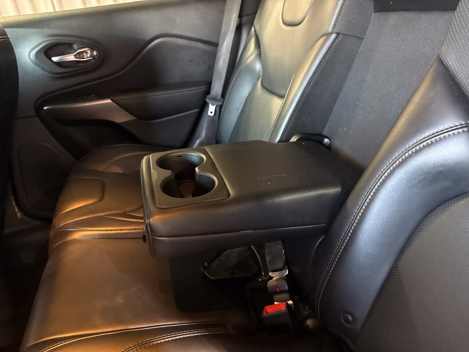 Used 2019 Jeep Cherokee Limited AWD/4WD image 17