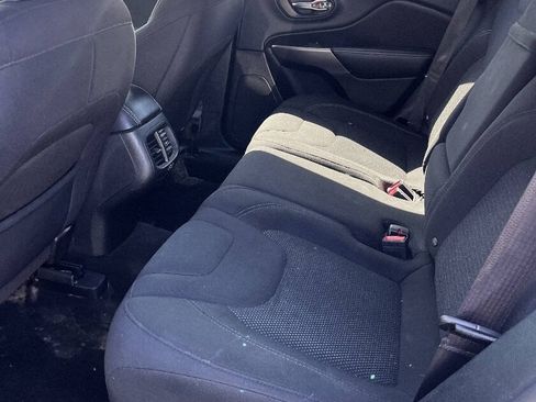 Used 2019 Jeep Cherokee Latitude w/ Popular Appearance Group FWD image 8