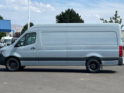 Used 2024 Mercedes-Benz Sprinter 2500 image 2