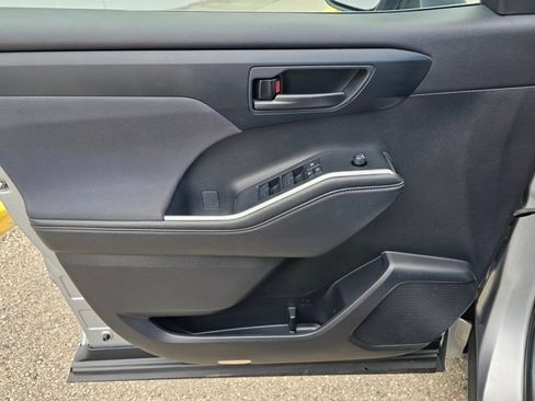 Used 2024 Toyota Highlander LE image 20