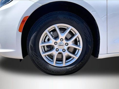 Used 2023 Chrysler Pacifica Touring-L FWD image 31