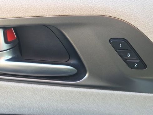 Used 2023 Chrysler Pacifica Touring-L image 25