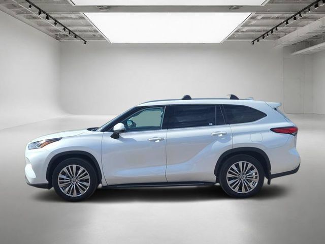 Used 2023 Toyota Highlander Platinum AWD/4WD image 2