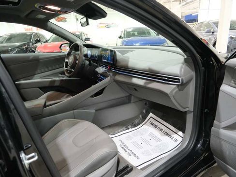 Used 2025 Hyundai Elantra SEL image 30