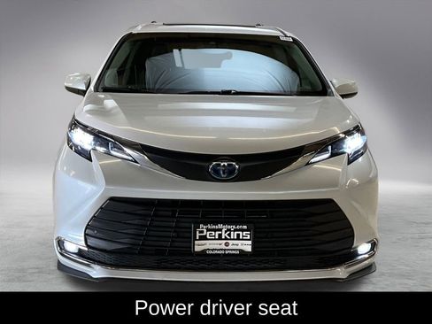 Used 2024 Toyota Sienna XLE image 3