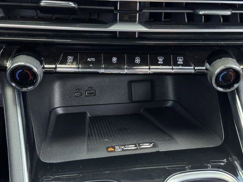 Used 2025 Chevrolet Traverse Z71 w/ Driver Confidence Package image 19