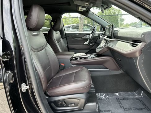 Used 2025 Ford Explorer Platinum RWD image 9