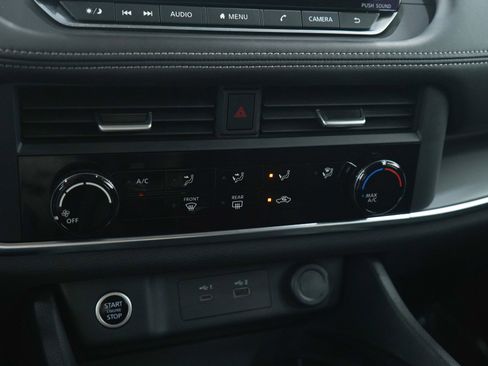 Used 2023 Nissan Rogue S image 22