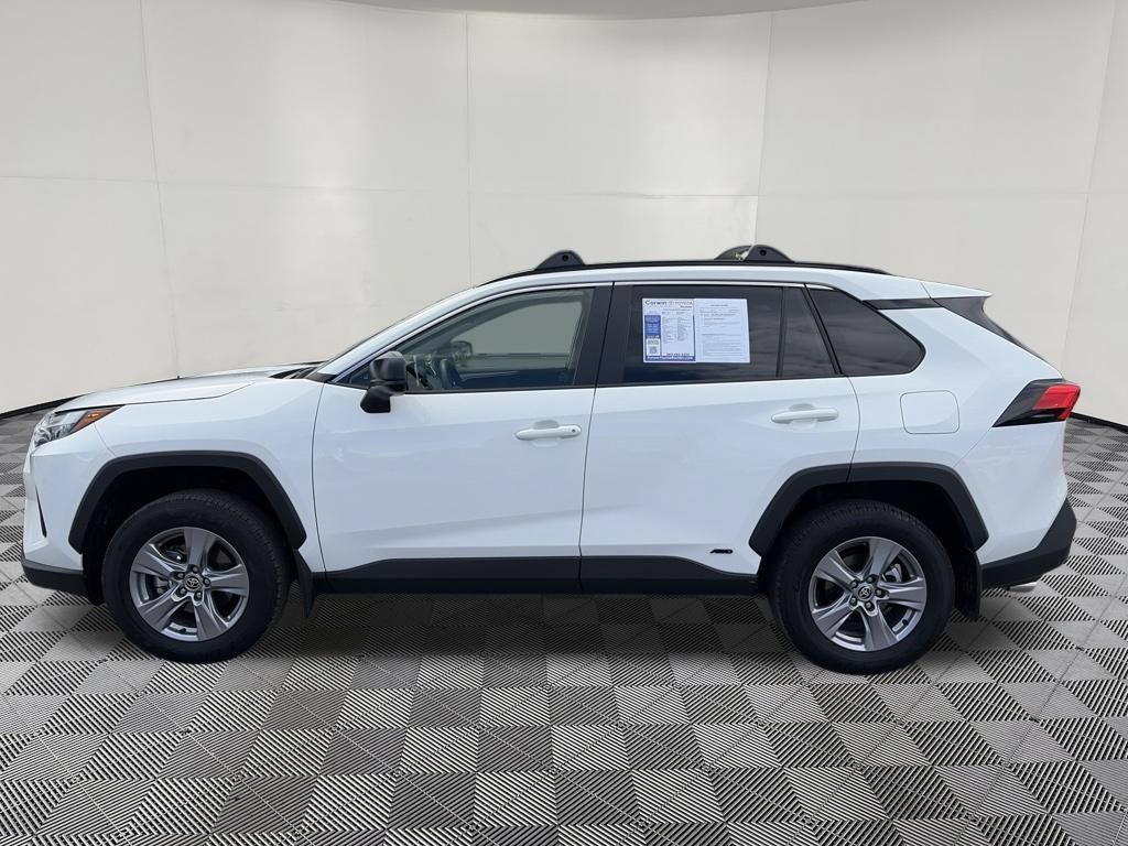 Used 2025 Toyota RAV4 LE AWD/4WD image 5