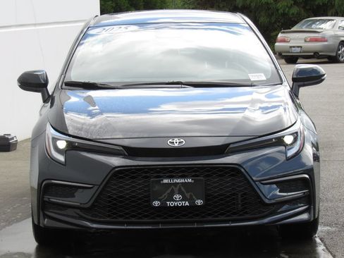 Certified 2025 Toyota Corolla SE FWD image 3