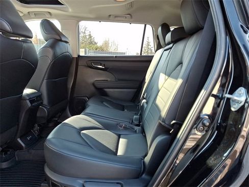 Used 2023 Toyota Highlander XLE image 10