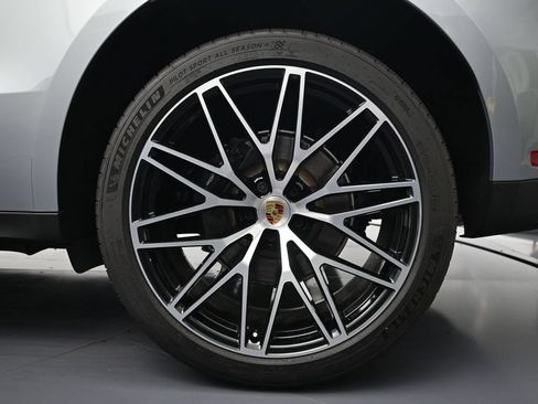 Used 2025 Porsche Macan AWD/4WD image 29