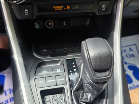 Used 2021 Toyota RAV4 XLE w/ Convenience Package FWD image 13