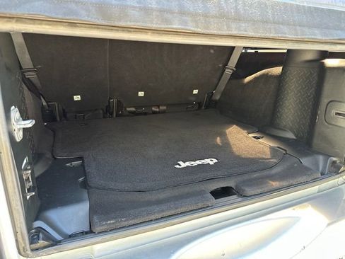 Used 2017 Jeep Wrangler Unlimited Sahara w/ Connectivity Group AWD/4WD image 13