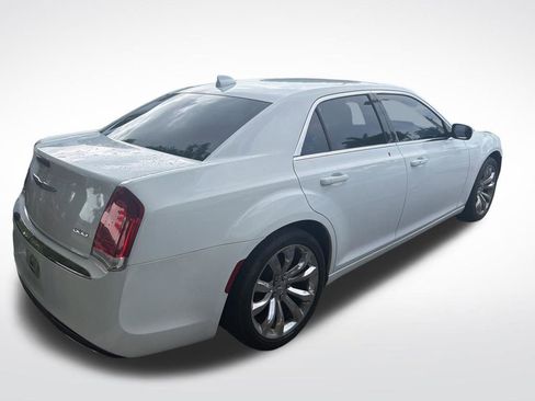 Used 2016 Chrysler 300 Limited RWD image 4