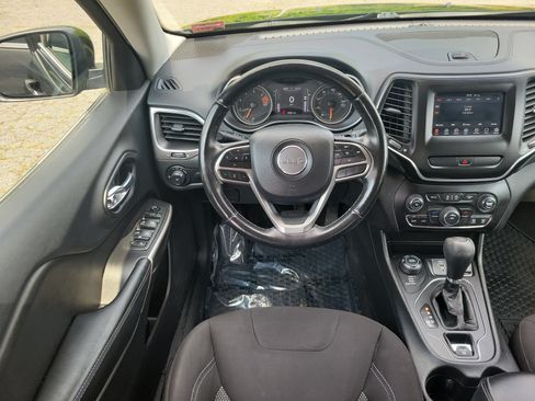 Used 2019 Jeep Cherokee Latitude w/ Cold Weather Group AWD/4WD image 19
