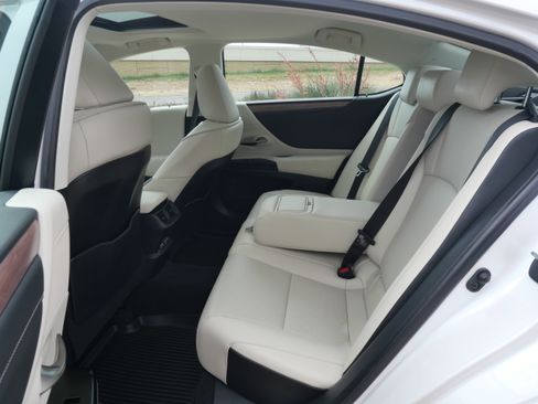 Used 2024 Lexus ES 350 w/ Premium Package image 10