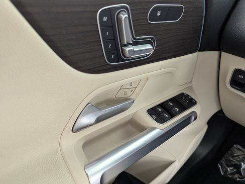 Used 2025 Mercedes-Benz GLB 250 image 21
