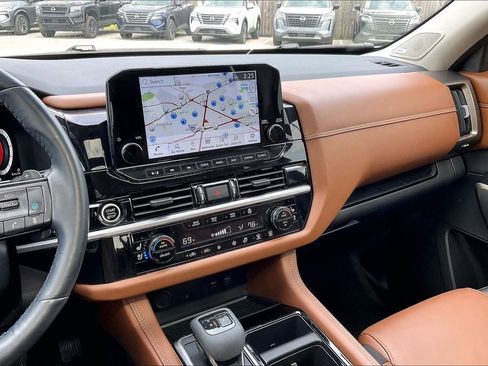 Used 2023 Nissan Pathfinder Platinum image 9