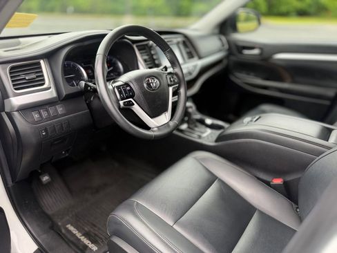 Used 2019 Toyota Highlander XLE AWD/4WD image 14